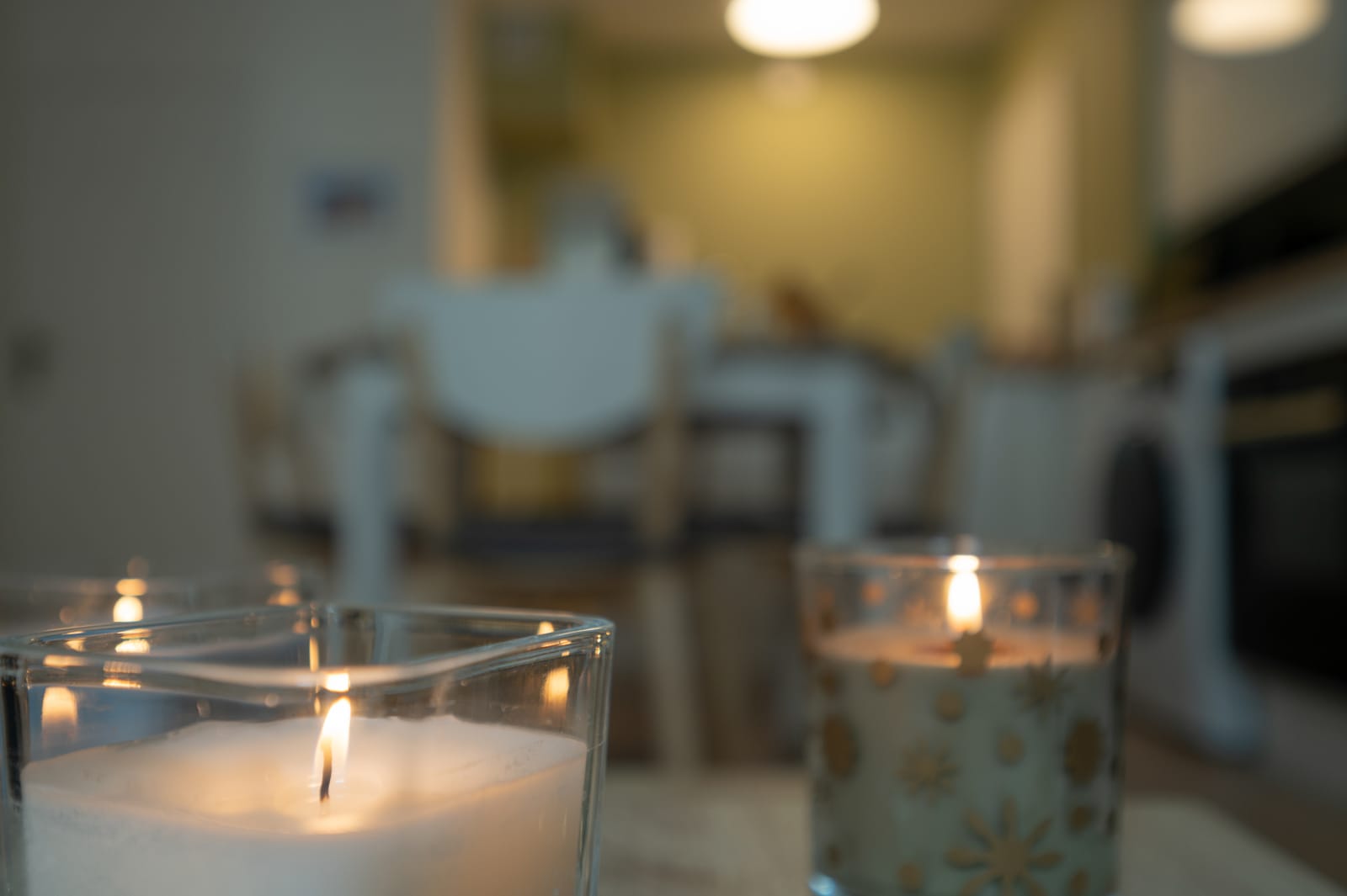 Ambiance chaleureuse aux bougies dans le salon