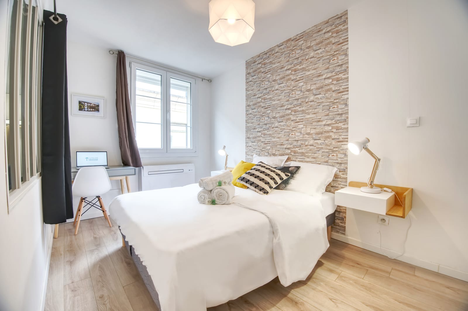 Chambre avec lit double et bureau