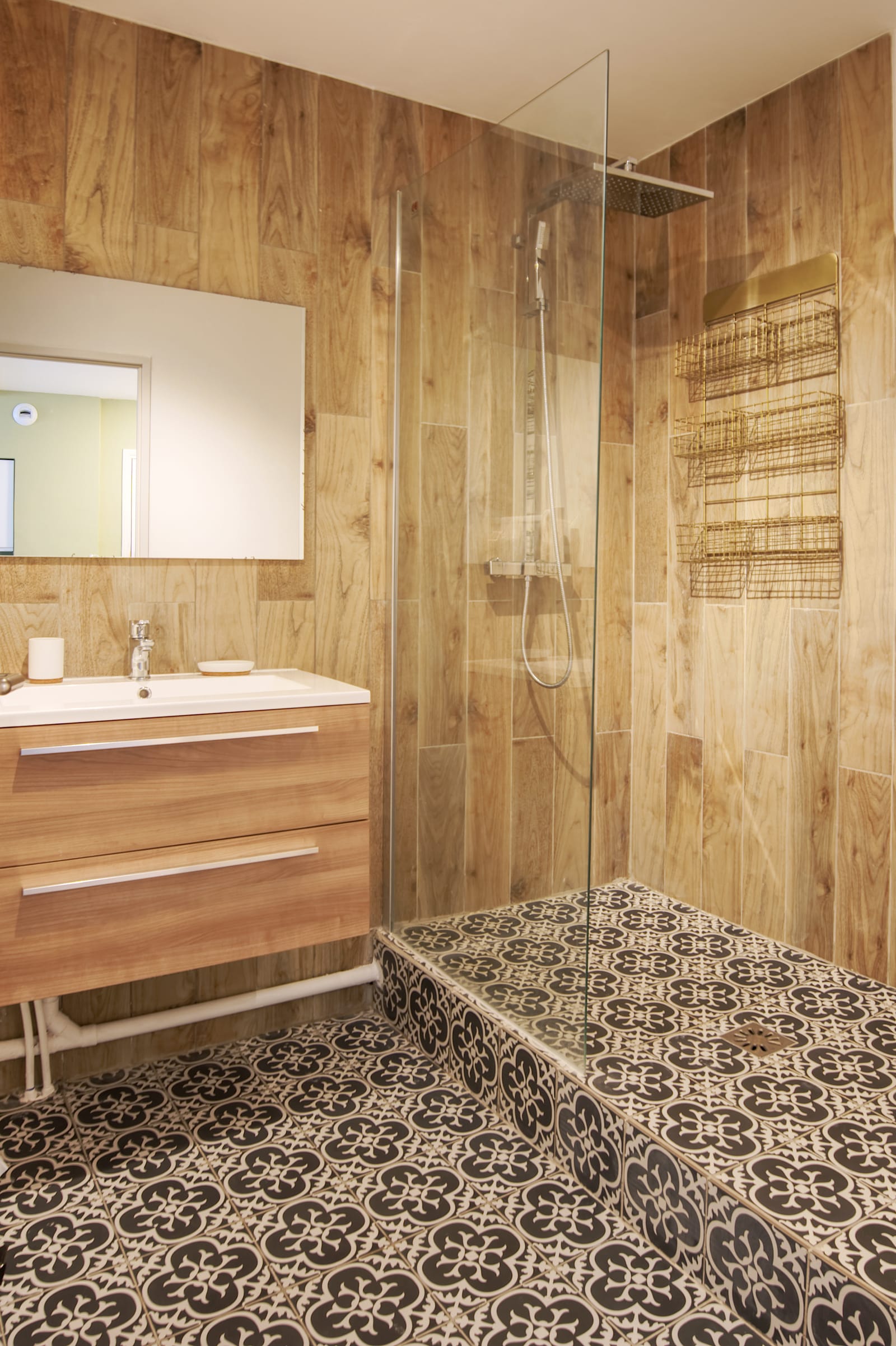 Douche à l'italienne, carrelage bois et sol à motifs, salle de bain La Balade Nîmoise
