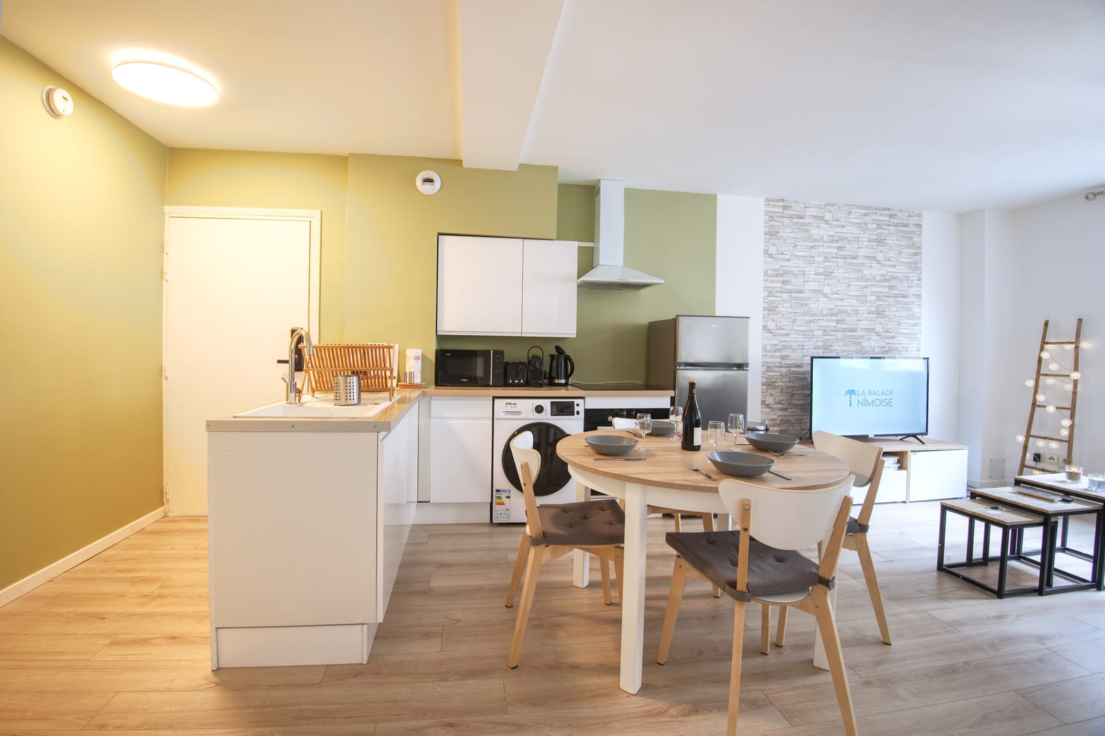 Vasque en bois et douche à l'italienne, salle de bain de l'appartement