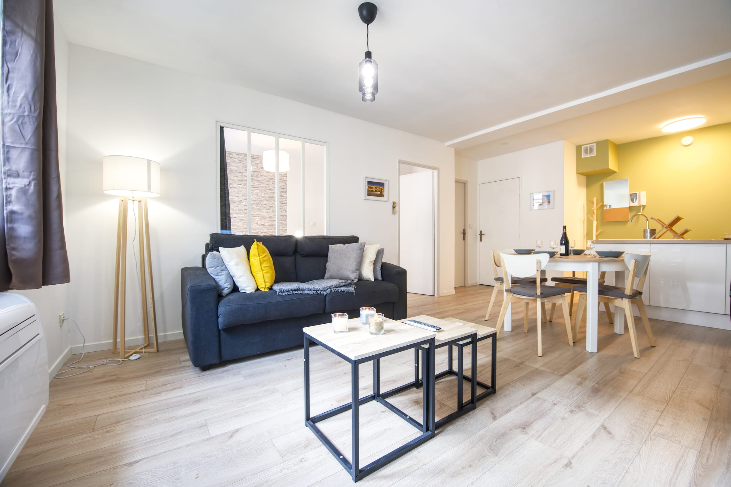 Salon et cuisine ouverte de l'appartement La Balade Nîmoise, meublé de tourisme 3 étoiles à Nîmes