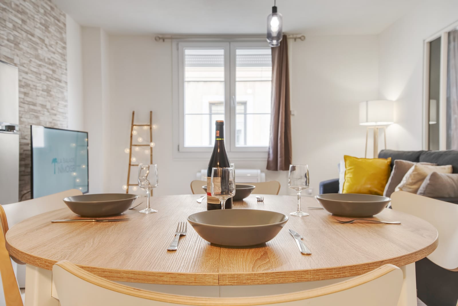 Table à manger dressée pour 4 personnes